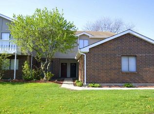 435 Brandy Dr APT B, Crystal Lake, IL 60014