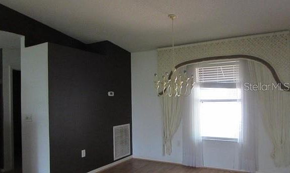 4th image of 1142 Meadowbend Dr