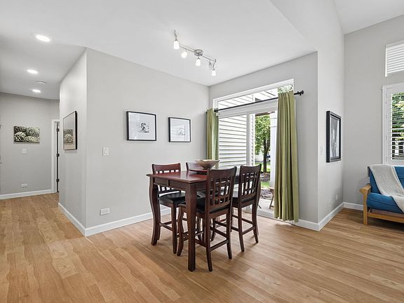5th image of 127 Hidden Pond Cir