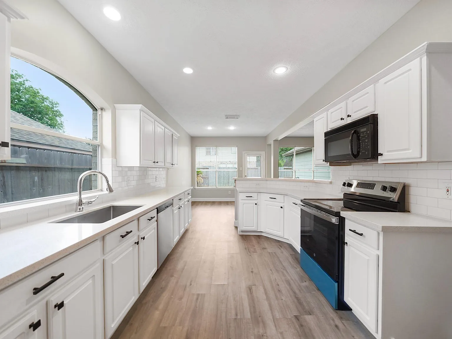 4 bed, 2.0 bath, 1995 sqft, $2,500 — Photo 3