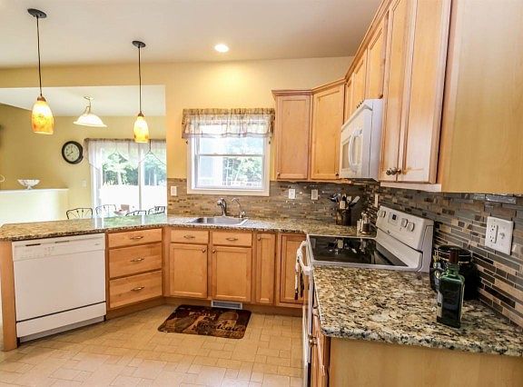 5th image of 16 Maplewood Ct