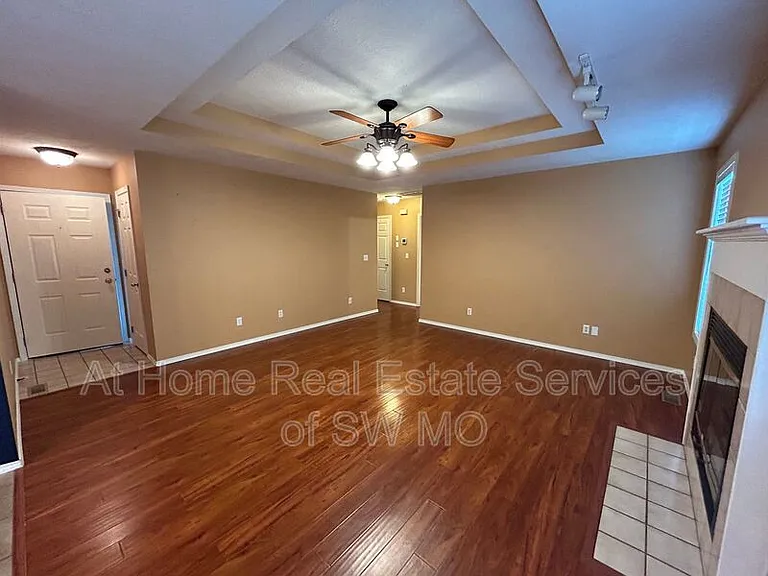 216 E Robin Rd — Photo 7