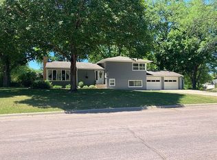 1028 Woodland Ave, Mankato, MN 56001