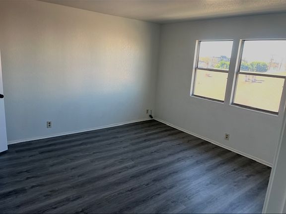 3rd image of 513 W Queen St Unit 7