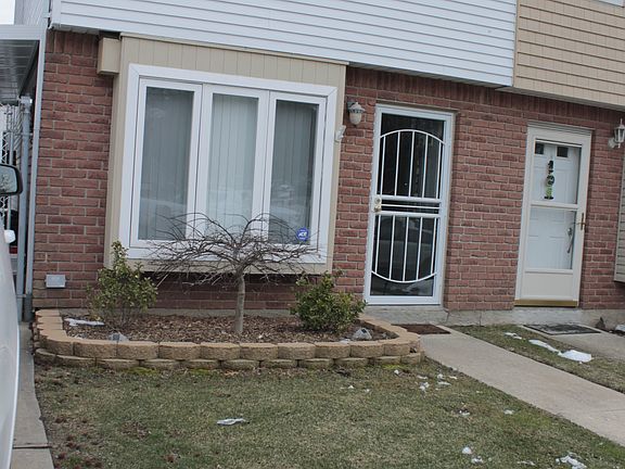 2nd image of 8 Country Woods Ln