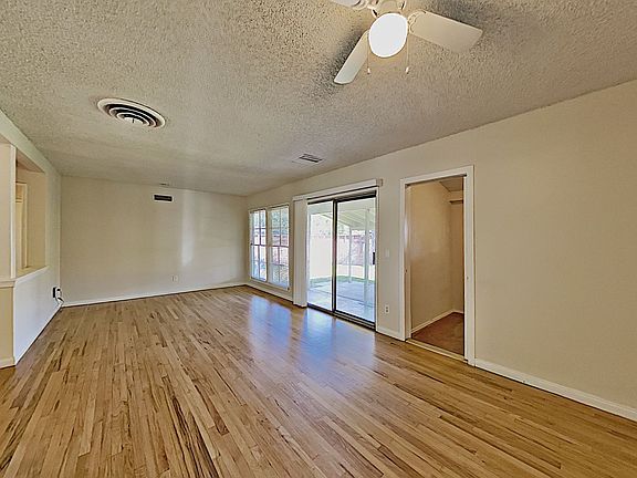 4th image of 14733 Kingsbury St