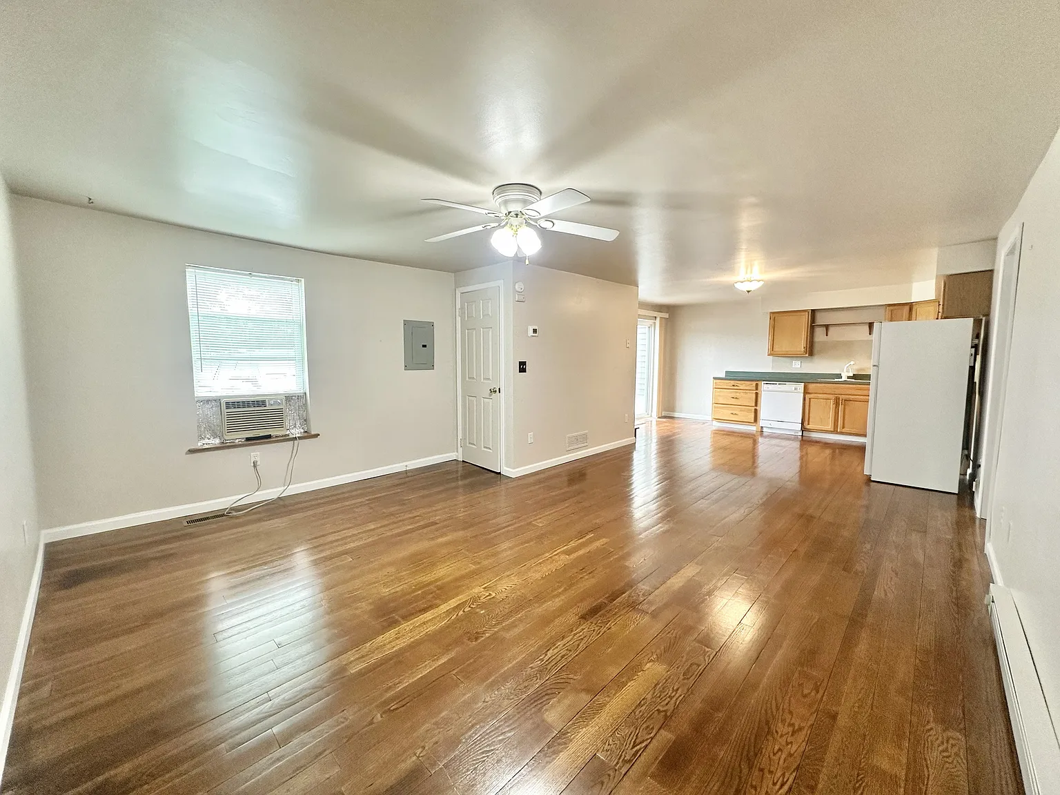 3 bed, 850 sqft, $1,950 — Photo 3