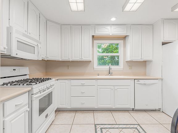 5th image of 550 NE Town Terrace