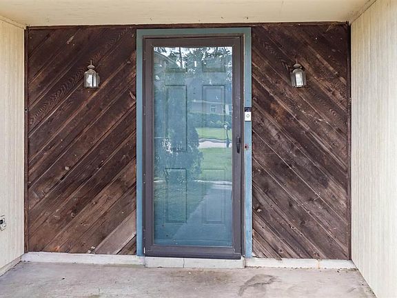 3rd image of 2212 Oak Forest Dr