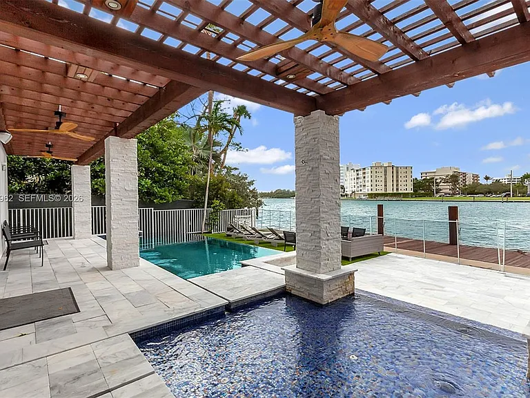 9380 Bay Dr — Photo 2