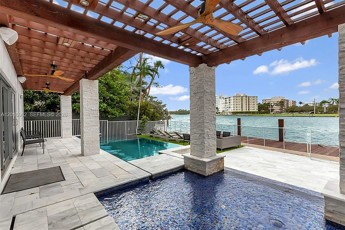 Building Photo - 9380 Bay Dr