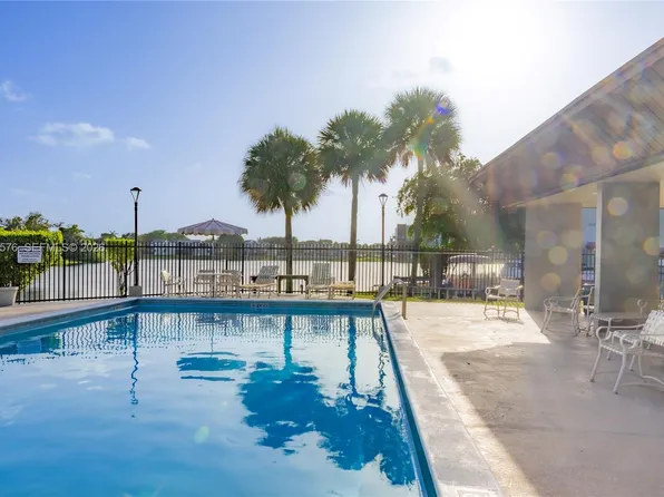 10000 NW 9th Street Cir APT 21, Miami, FL 33172