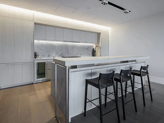 4th image of 100 Vandam St #7D
