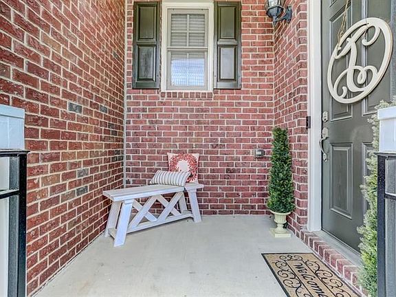 3rd image of 3014 Montclair Cir SE
