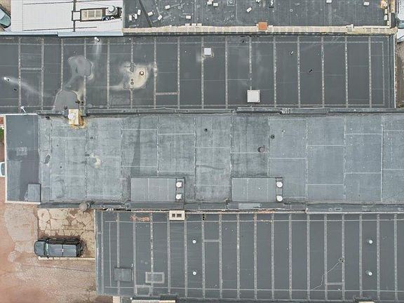 5th image of 410 Main St W