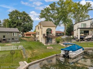 1025 Otter Ave, Waterford, MI 48328