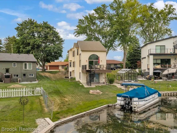 1025 Otter Ave, Waterford, MI 48328