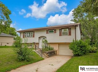 7207 Pine Dr, La Vista, NE 68128