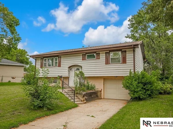 7207 Pine Dr, La Vista, NE 68128