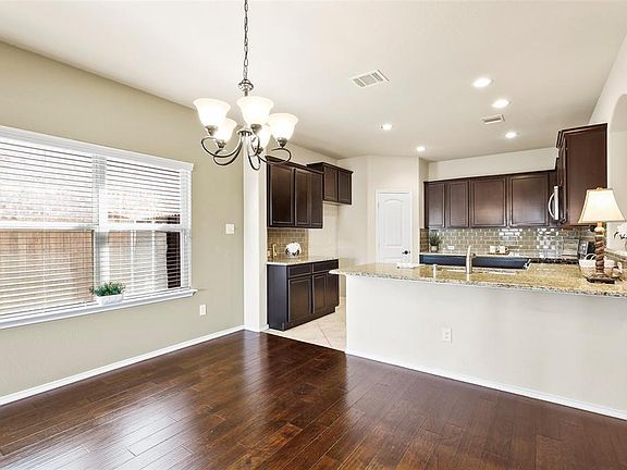 4th image of 512 Mule Deer Dr