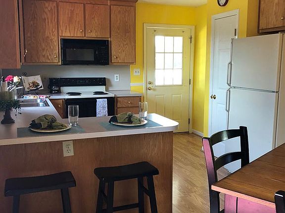 5th image of 383 Iris Ln