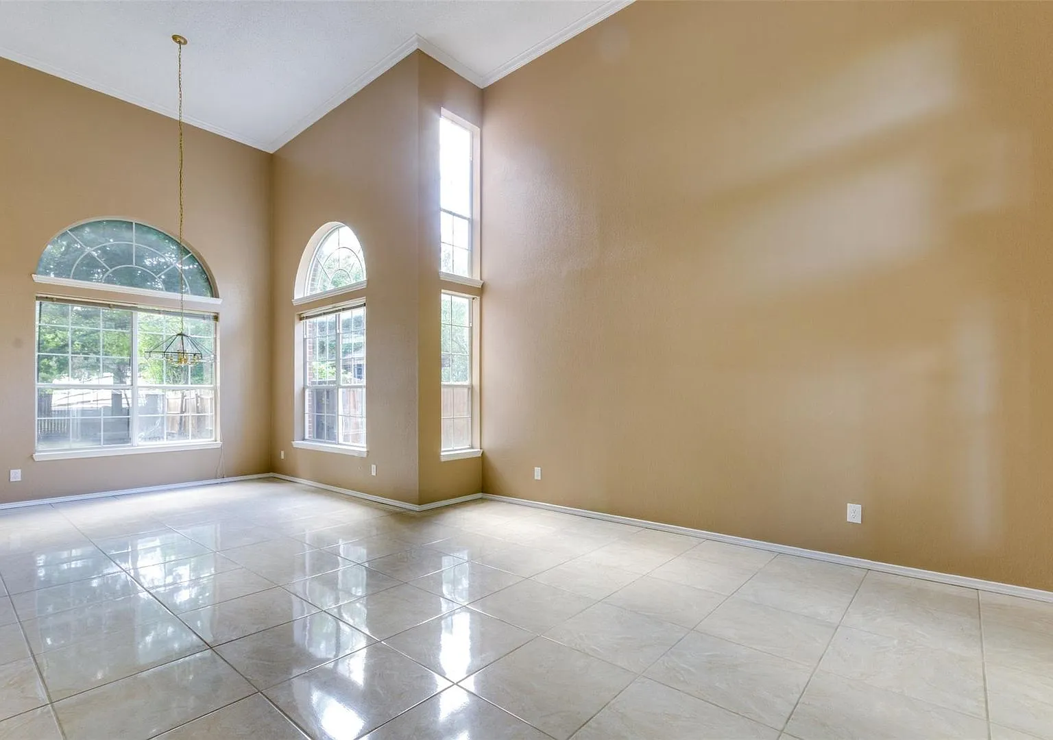 Welcome to this Beautiful Bright Home in Plano ISD. House boasts 2 story ceiling in formal living... — Photo 4