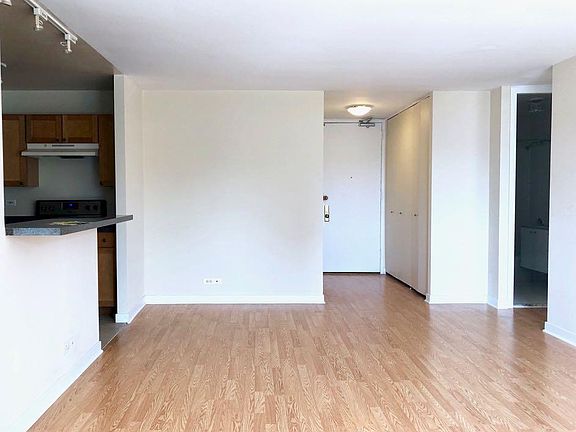 Living room (facing the entrance)