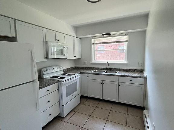 2nd image of 2594-2608 Dewey Ave #3