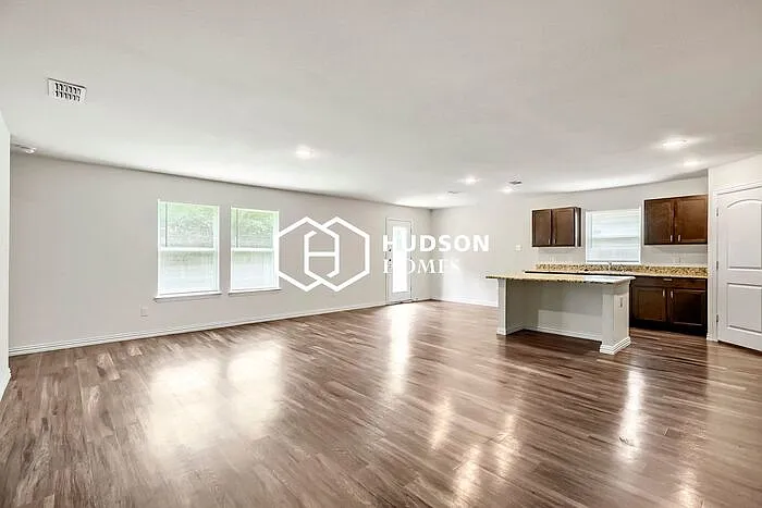 108 E North Creek Dr — Photo 3