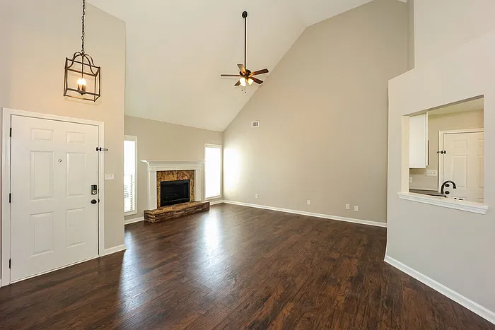 3 bed, 2.0 bath, 1221 sqft, $1,945 — Photo 4