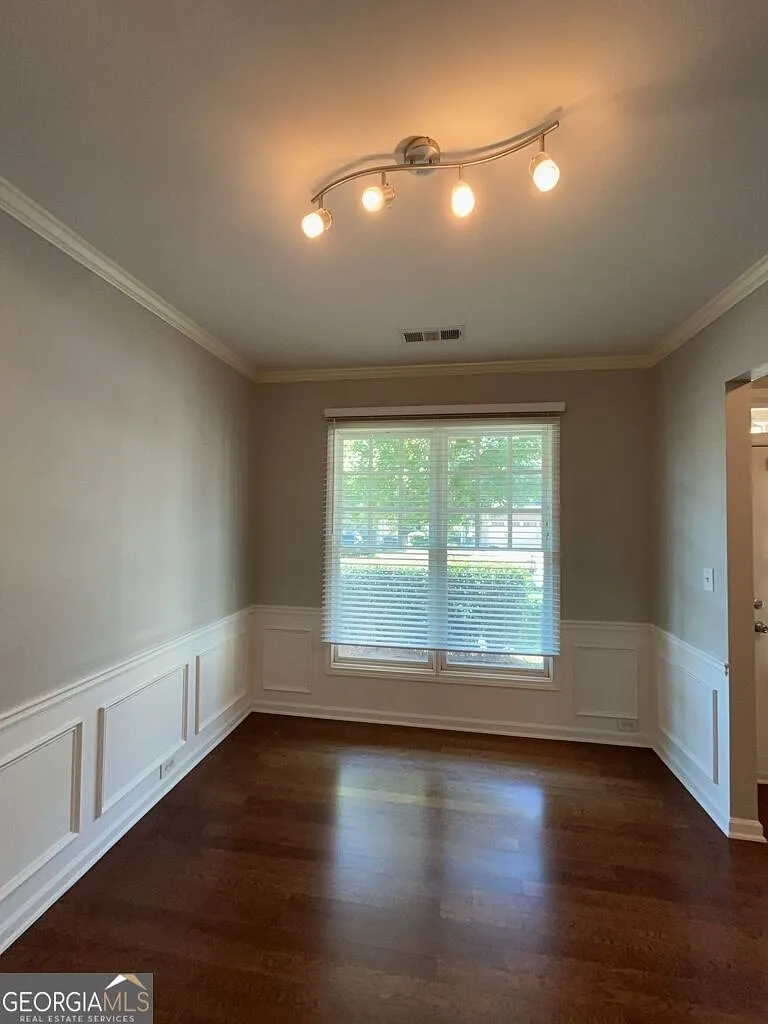 4 bed, 2.5 bath, 2414 sqft, $2,495 — Photo 3