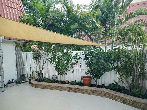 2nd image of 1402 Oxford Ln #1402