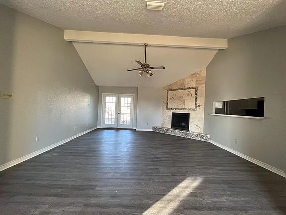 3rd image of 921 Sandhurst Dr