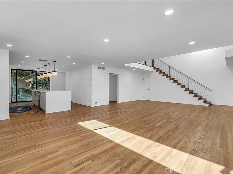 1531 Wellesley Ave — Photo 4