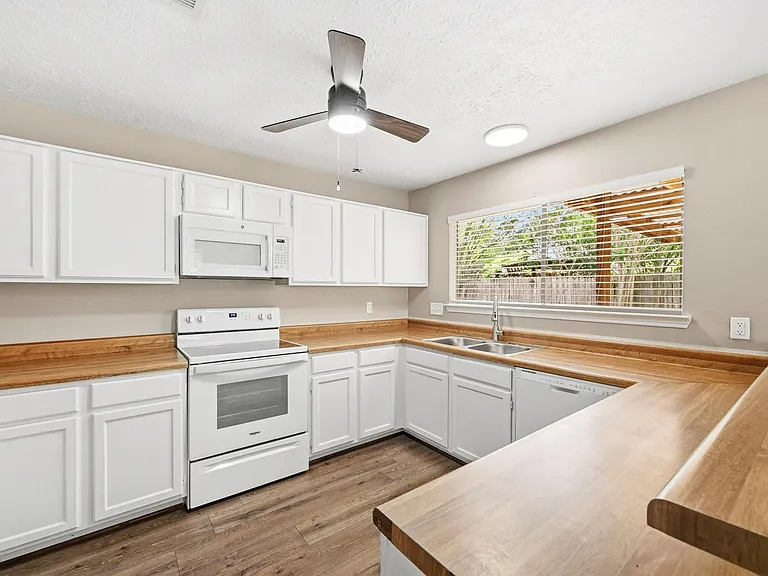 5202 Roserock Ln — Photo 2