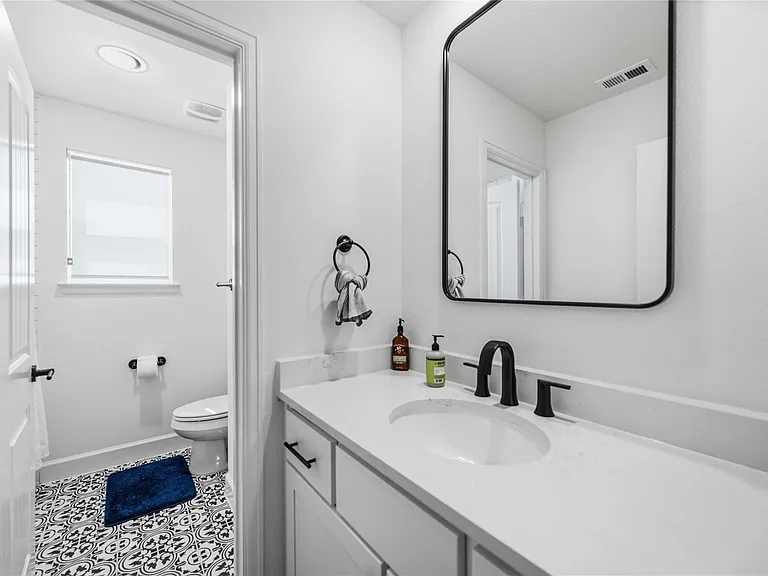 723 W 16th St — Photo 19