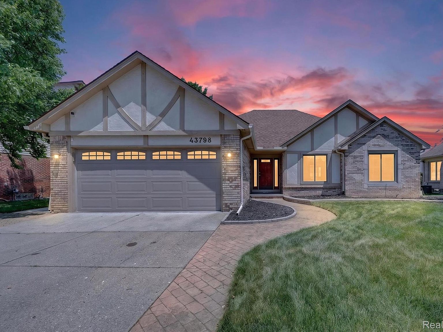 43798 Columbia Dr, Clinton Township, MI 48038