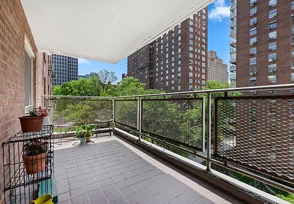 2nd image of 90 La Salle St APT 7H