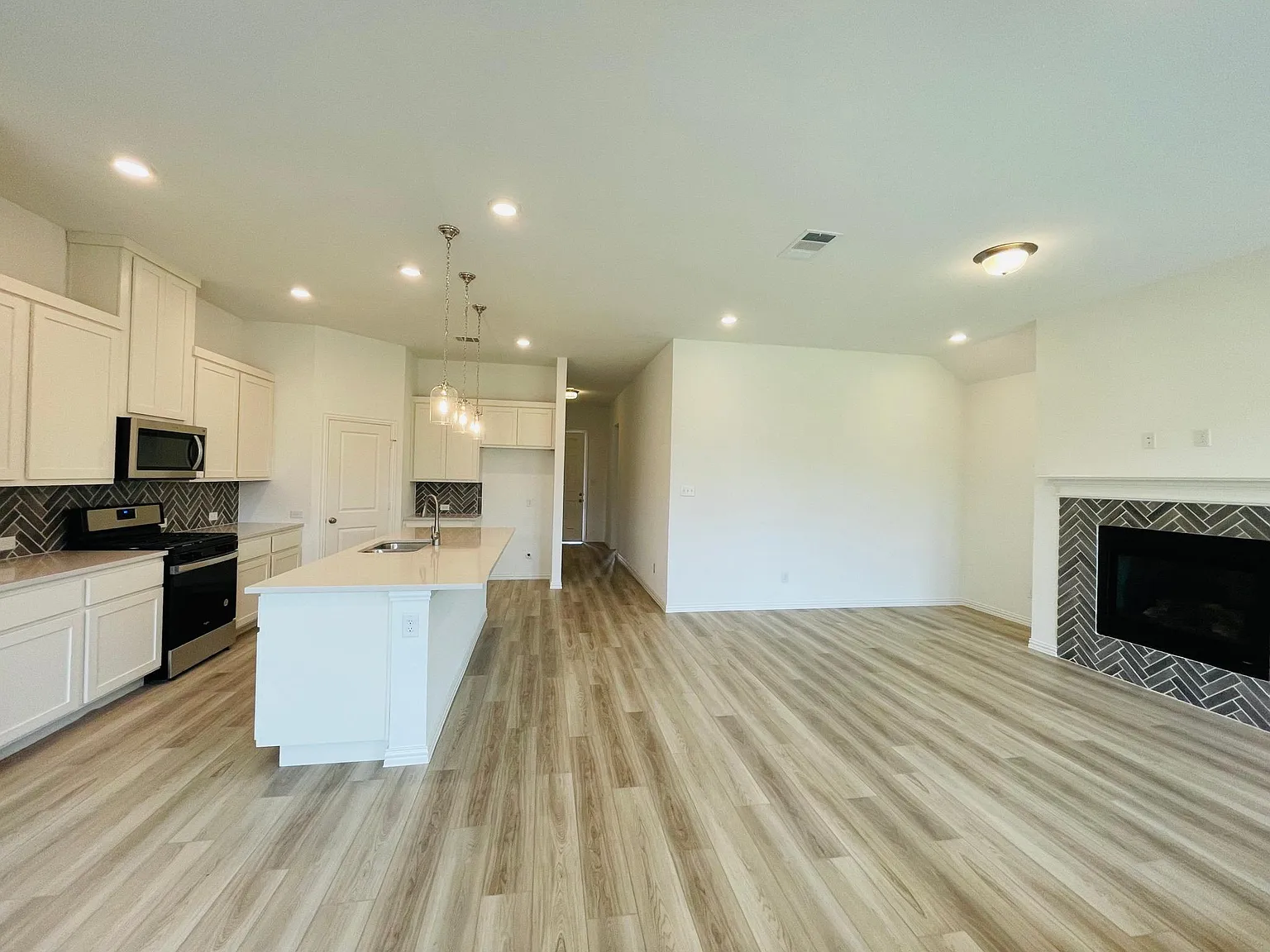 4 bed, 1926 sqft, $2,200 — Photo 3
