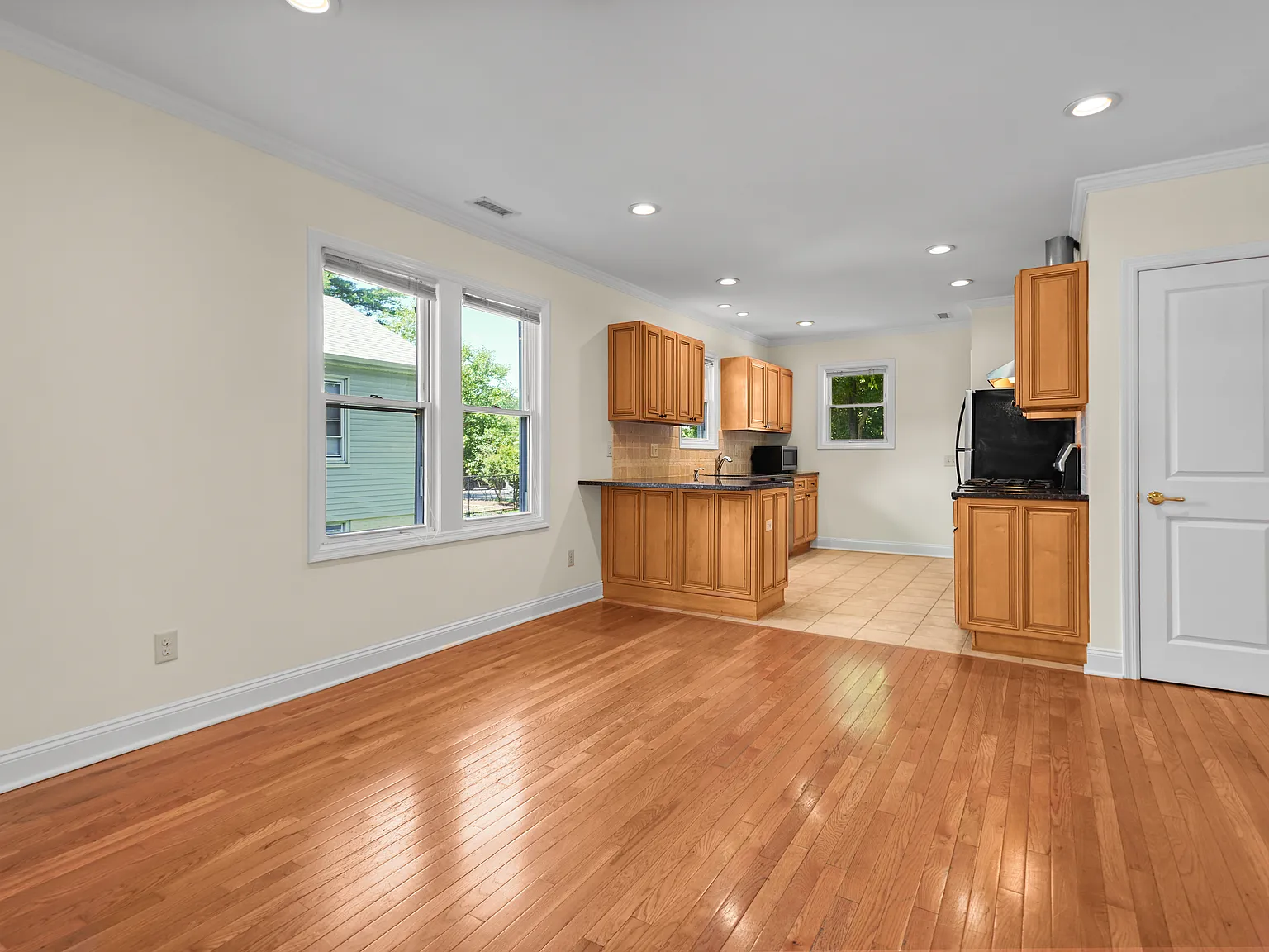 3 bed, 772 sqft, $4,250 — Photo 3