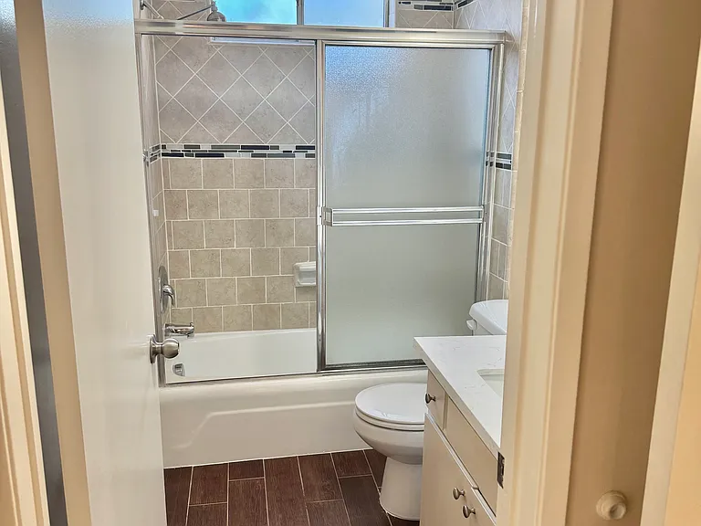 1040 N Laurel Ave #1 — Photo 6
