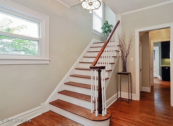 2nd image of 1518 W Glenlake Ave
