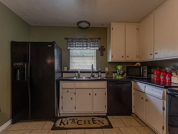 5th image of 805 Brooks Dr