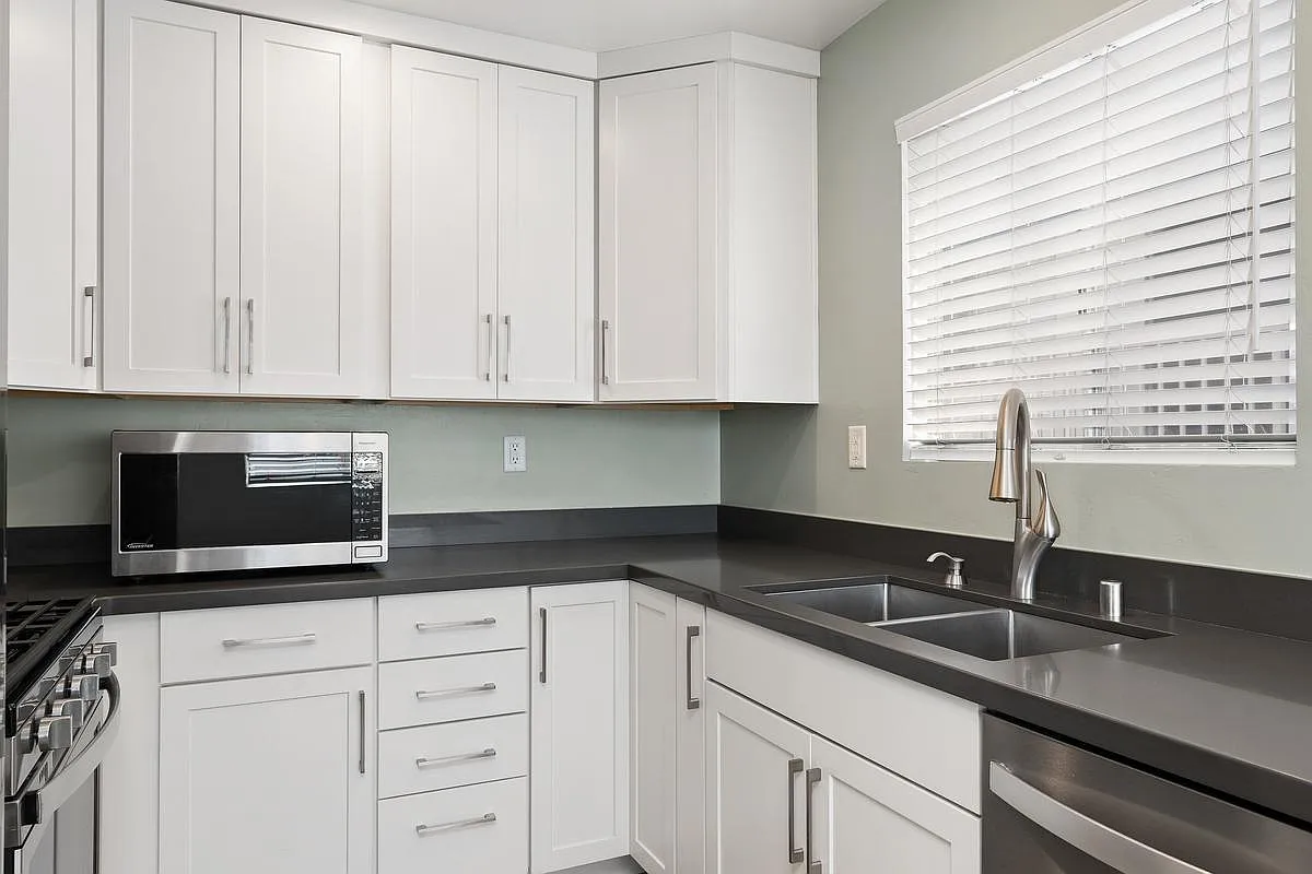 2 bed, 1.5 bath, 925 sqft, $3,200 — Photo 1
