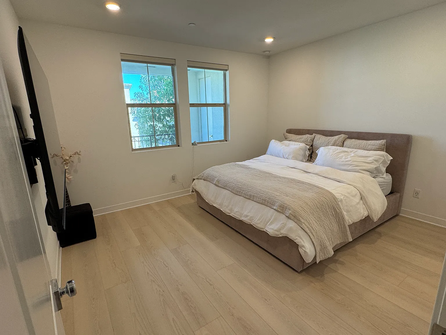 2 bed, 1377 sqft, $3,950 — Photo 3