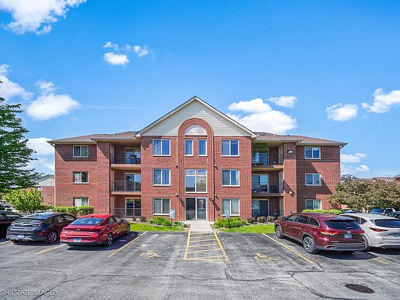 2nd image of 6975 Heritage Cir APT 1A