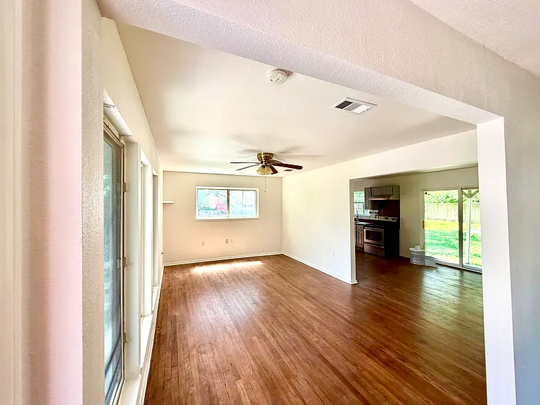 515 Bangor Dr — Photo 2