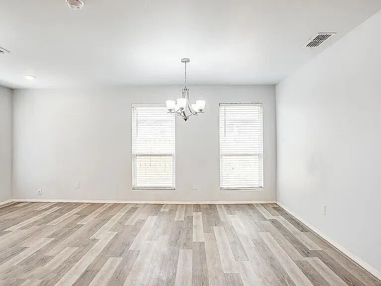 3 bed, 2.0 bath, 1465 sqft, $1,350 — Photo 3