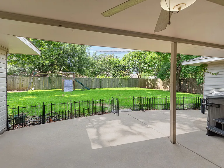 230 Rossitter St — Photo 34