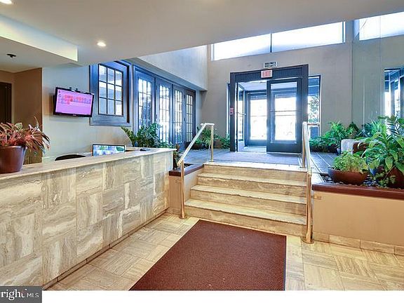 3rd image of 200 Lombard St #818